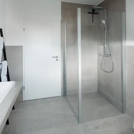 Kuesten West Seitliche Wasserlage, 1 Balkon, 90qm Апартаменты