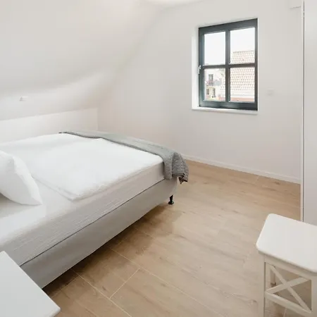 Kuesten West Seitliche Wasserlage, 1 Balkon, 90qm