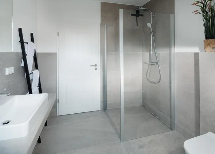 Küsten West Seitliche Wasserlage, 1 Balkon, 90qm Apartment