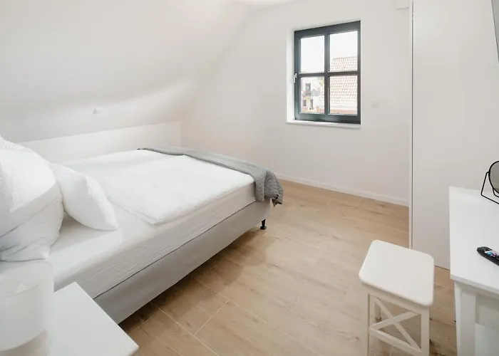 Küsten West Seitliche Wasserlage, 1 Balkon, 90qm