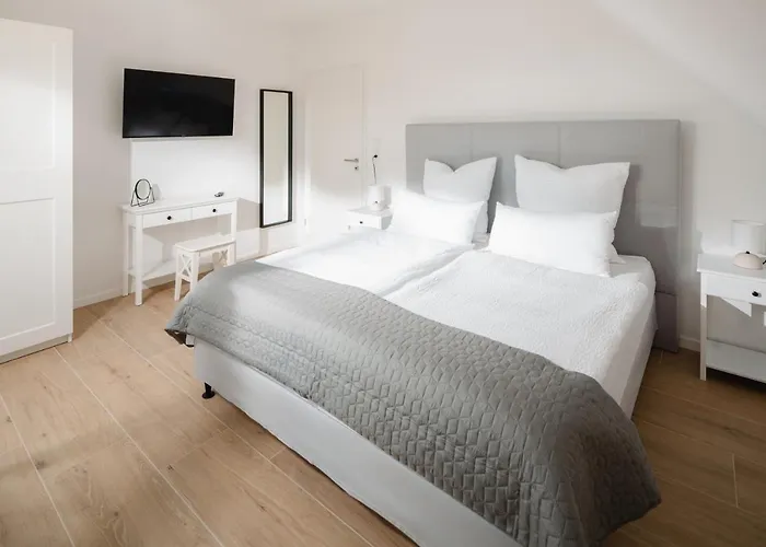 Kuesten West Seitliche Wasserlage, 1 Balkon, 90qm Appartement Greetsiel