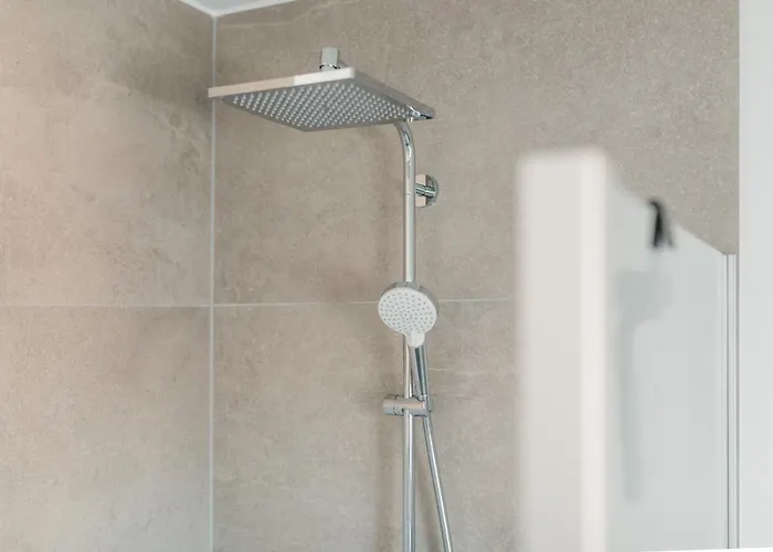 Küsten West Seitliche Wasserlage, 1 Balkon, 90qm